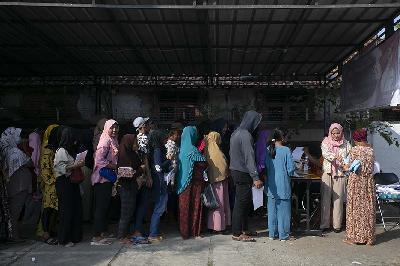 Warga penerima manfaat antre mencairkan bantuan Program Keluarga Harapan (PKH) di Kantor Pos Indramayu, Jawa Barat, 23 Mei 203. ANTARA/Dedhez Anggara