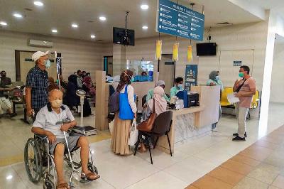 Sejumlah pasien berobat di Rumah Sakit Primaya, Cikokol, Kota Tangerang, Banten, 24 Mei 2023. TEMPO/ Magang/ Maulana Chaerusahid