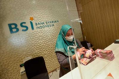 Pelayanan perbakan Bank Syariah Indonesia di Jakarta, 22 Mei 2023. Tempo/Tony Hartawan