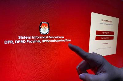 Pengguna membuka website Sistem Informasi Pencalonan di Bogor, 25 Mei 2023. Tempo/Bintari Rahmanita