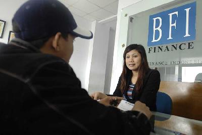 Karyawan memberikan penjelasan kepada calon nasabah di BFI Finance, Jakarta. Dok Tempo/ Dinul Mubarok