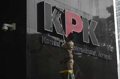 Petugas kebersihan sedang melakukan perawatan dan pembersihan logo KPK, di gedung Komisi Pemberantasan Korupsi, Jakarta, 2 Februari 2023. TEMPO/Imam Sukamto