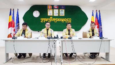 Anggota Dewan Konstitusi Kamboja mengumumkan diskualifikasi pemilu Partai Cahaya Lilin untuk pemilu mendatang di Phnom Penh, Kamboja, 25 Mei 2023. REUTERS/Cindy Liu
