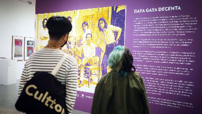 Pengunjung saat melihat foto sejumlah pendiri Decenta yang ditampilkan dalam pameran Daya Gaya Decenta di Galeri Salihara, Jakarta,  27 Mei 2023. Tempo/Hilman Fathurrahman W