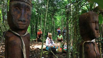 Upacara ritual penyambutan tamu di Situs Tampun Juah Hutan adat Desa Segumon,  Kabuten Sanggau, Kalimantan Barat, 20 November 2018. Tempo/Subekti.