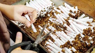 Pekerja menyortir rokok Sigaret Kretek Tangan (SKT) di di Kota Lama Semarang, Jawa Tengah, Februari 2022. Antara/Aji Styawan