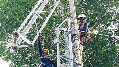 The installation of a 32-meter high 4G BTS tower in Lahema village, East Seram Regency, Maluku,  November 7, 2022. 
Tempo Doc.
