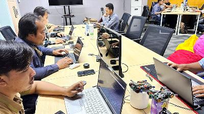Employees are engrossed in their works at the office of cyber security company SysTech Global Information (SGI) Asia in Jakarta. 
Semi Yulianto Doc.
