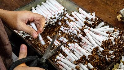 A worker of Praoe Lajar sort hand-rolled cigarettes at the company’s factory in Semarang’s Old Town National Cultural Heritage area, Central Java, February 24, 2022. 
ANTARA/Aji Styawan/File Photo
