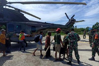 Satgas Operasi Damai Cartenz mengevakuasi sejumlah warga Kampung Alama Nduga, Nduga, Papua Pegunungan di Bandara Timika, Papua Tengah, Papua, 20 Februari 2023. ANTARA/HO-Humas Ops Damai Cartenz