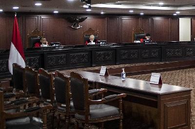Majelis hakim Mahkamah Konstitusi Wahiduddin Adams (tengah) bersama Arief Hidayat (kiri) dan Manahan MP Sitompul  memimpin sidang uji materiil Undang-Undang Nomor 7 Tahun 2017 tentang Pemilihan Umum di gedung Mahkamah Konstitusi, Jakarta,31 Mei 2023. ANTARA/Muhammad Adimaja