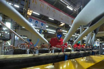 Pekerja menyelesaikan produksi air conditioner (AC) di LG Factory, Legok, Kabupaten Tangerang, Banten, 23 Mei 2023. Tempo/Tony Hartawan