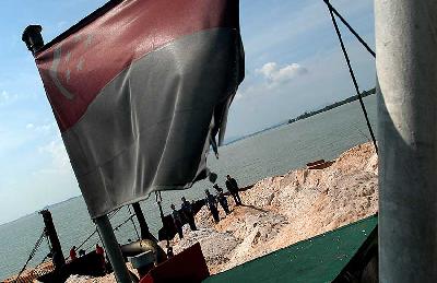 Kapal tongkang bermuatan pasir laut yang ditangkap saat akan dibawa menuju Singapura, di Provinsi Kepulauan Riau, 2007. Dok Tempo/ Fransiskus