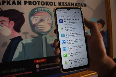 Warga membuka daftar aplikasi pinjaman online dari gawainya di Bandung, Jawa Barat, 21 Oktober 2021. TEMPO/Prima Mulia