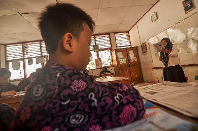 Guru menyampaikan materi dalam proses belajar mengajar di Sekolah Dasar Negeri (SDN) 32 di Kota Bengkulu, Provinsi Bengkulu, 10 Mei 2023. ANTARA/Muhammad Izfaldi/nz