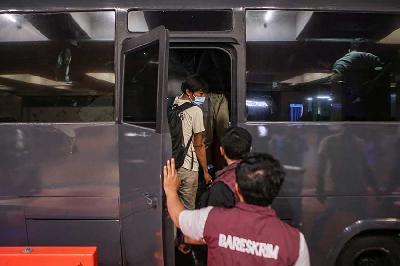 Sejumlah WNI korban Tindak Pidana Perdagangan Orang (TPPO) menaiki bus setibanya dari Filipina di Bandara Internasional Soekarno Hatta, Tangerang, Banten, 26 Mei 2023. ANTARA/Fauzan