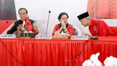 Ketua Umum PDI Perjuangan Megawati Soekarnoputri berbincang dengan Ganjar Pranowo didampingi Presiden Joko Widodo  di Istana Batu Tulis, Bogor, Jawa Barat, 21 April 2023. Antara/Monang. 