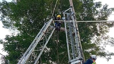 Pemasangan menara BTS 4G setinggi  di Desa Lahema,  Wakate, Seram Bagian Timur, Maluku, November 2022/Dok. Tempo