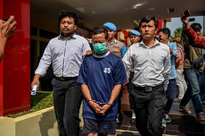 Tersangka perbuatan cabul terhadap anak di bawah umur usai dihadirkan dalam rilis pengungkapan kasus di Polresta Bandung, Soreang, Kabupaten Bandung Jawa Barat, 29 Mei 2023. ANTARA/Raisan Al Farisi