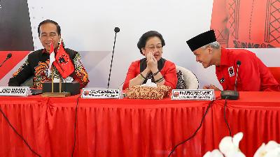 (L-R) President Joko Widodo, PDI-P Chairperson Megawati Soekarnoputri, and Ganjar Pranowo at the Batu Tulis Palace in Bogor, West Java, April 21. 
ANTARA/Monang
