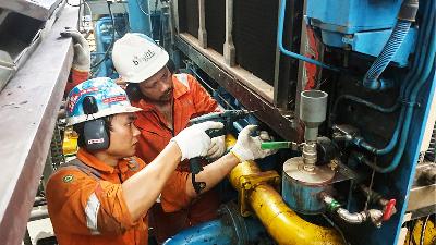 Technicians carry out engine maintenance of the Tanjung Kasam Steam Power Plant, May 2022. 
plnbatam.com
