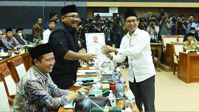 Bukhori Yusuf (right), former House member from the Justice and Properity Party (PKS) Faction, at the parliament building in Senayan, Jakarta, February 15. 
fraksi.pks.id
