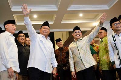 Ketua umum Partai Gerindra, Prabowo Subianto (kiri) dan Ketua umum Partai PKB Muhaimin Iskandar setelah menjalin pertemuan di Kertanegara, Kebayoran Baru, Jakarta, 28 April 2023. TEMPO/ Febri Angga Palguna