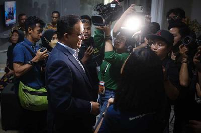 Bakal Calon Presiden Republik Indonesia Anies Baswedan (kiri) setelah memberikan keterangan pers di Kebayoran Baru, Jakarta, 30 Mei 2023. Tempo/ Hilman Fathurrahman W