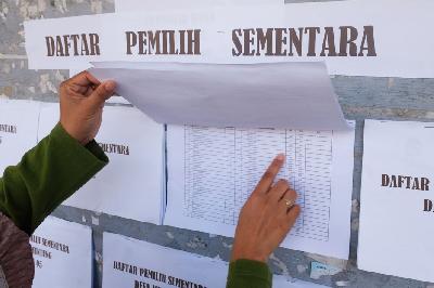 Warga mencari namanya pada papan pengumuman daftar pemilih sementara (DPS) Pemilu serentak 2024 di balai Desa Muntung, Candiroto, Temanggung, Jawa Tengah, 5 Mei 2023. ANTARA/Anis Efizudin
