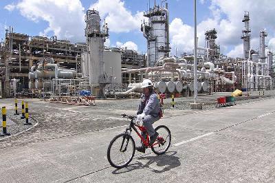 Pekerja melintas di area kilang PT Badak LNG (Liquid Natural Gas) di Bontang, Kalimantan Timur. Dok Tempo/Dhemas Reviyanto Atmodjo