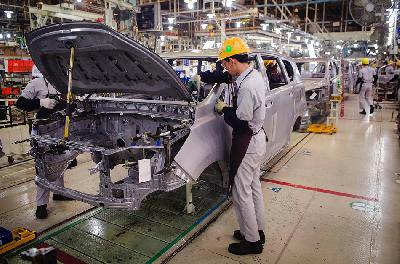 Pekerja menyelesaikan pembuatan mobil di pabrik perakitan milik PT Toyota Motor Manufacturing Indonesia, Karawang, Jawa Barat. Dok. TEMPO/Wisnu Agung Prasetyo