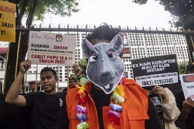 Unjuk rasa memprotes PKPU Nomor 10 Tahun 2023 di depan kantor KPU, Jakarta, 28 Mei 2023. ANTARA/Muhammad Adimaja