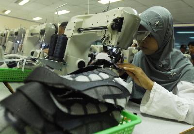 Pekerja pabrik mengerjakan pembuatan sepatu di Tangerang, Banten. Dok. TEMPO/ Dinul Mubarok