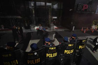 Aparat kepolisian melakukan pengamanan saat massa yang tergabung dalam Komunitas Aktivis Muda Indonesia, melakukan aksi unjuk rasa di depan gedung Komisi Pemberantasan Korupsi, Jakarta, 11 April 2023. TEMPO/Imam Sukamto