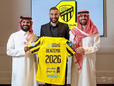 Karim Benzema memegang jersey tim sepak bola Arab Saudi Al Ittihad, 6 Juni 2023. Reuters/Al Ittihad