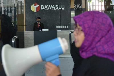 Masyarakat Peduli Keterwakilan Perempuan melakukan aksi menolak PKPU 10 pasal 8 ayat 2 di kantor Bawaslu RI, Jakarta Pusat, 8 Mei 2023. TEMPO/ Febri Angga Palguna