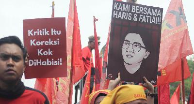 Pendukung terdakwa Haris dan Fatia di depan PN Jakarta Timur, Jakarta, 8 Juni 2023. TEMPO/Magang/Andre Lasarus Benny