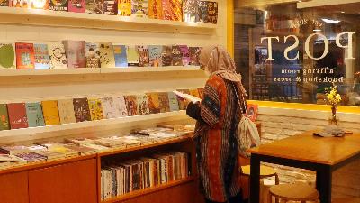Pengunjung toko buku Post Bookshop, di Pasar Santa, Jakarta, 9 Juni 2023. Tempo/Jati Mahatmaji