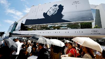 Antrean orang di depan gedung tempat Festival Film Cannes dilaksanakan, sebelum acara pembukaan, pada 16 Mei 2023. Reuters/Eric Gaillard