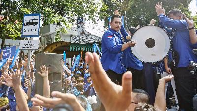Ketua Umum Partai Demokrat Agus Harimurti Yudhoyono memukul drum saat pengajuan berkas pendaftaran bakal calon legislatif (bacaleg) Pemilu 2024 di Kantor KPU, Jakarta, 14 Mei 20023. Antara/Asprilla Dwi Adha