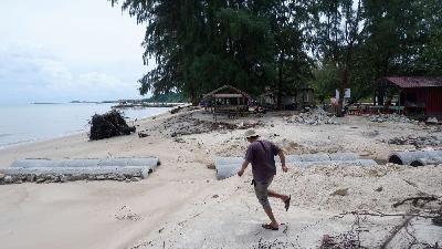 Kondisi pantai abrasi di Tanjung Balai Karimun, Kepulauan Riau, 4 Desember 2022. Tempo/Yogi Eka Sahputra