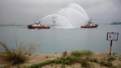 Kapal melakukan water salute untuk pemasangan caisson terakhir reklamasi Tuas Port Fase 1, di Singapura, 23 April 2019. REUTERS/Edgar Su