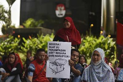 Aksi unjuk rasa terkait RUU Perampasan Aset di depan Gedung Komisi Pemberantasan Korupsi, Jakarta, 16 Maret 2023. TEMPO/Imam Sukamto