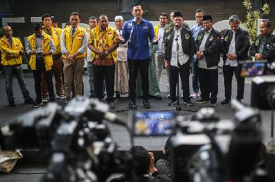 Ketua Umum Partai Demokrat Agus Harimurti Yudhoyono (tengah) memberikan keterangan usai melakukan pertemuan dengan Sekber Koalisi Kuning Ijo Biru (KIB) di Kantor DPP Partai Demokrat, Jakarta, 7 Juni 2023. TEMPO / Hilman Fathurrahman W