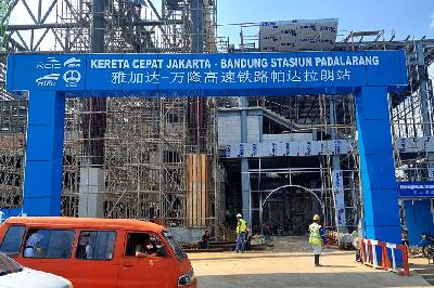 Pembangunan Stasiun Kereta Cepat Padalarang yang berada di samping Stasiun Padalarang, Kabupaten Bandung Barat, Jawa Barat, 10 Juni 2023. TEMPO/Ahmad Fikri