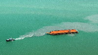 A barge transports load of sea sand in the waters of the Riau Islands Province, March 9, 2007. 
TEMPO/Fransiskus S./File Photo
