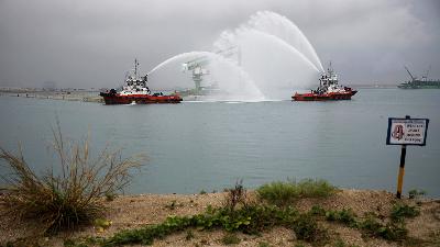 Vessels present a water salute for the installation of the final caisson for Tuas Terminal Phase 1 reclamation in Singapore, April 23, 2019. 
REUTERS/Edgar Su/File Photo
