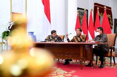 Presiden Joko Widodo (tengah) bersama Menteri Koordinator Bidang Perekonomian Airlangga Hartarto (kiri) dan Menteri ESDM Arifin Tasrif memberikan keterangan larangan ekspor Bauksit di Istana Merdeka, Jakarta, 21 Desember 2022. BPMI Setpres/Muchlis Jr
