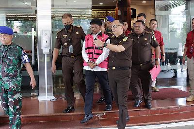 Jhonny G Plate mengenakan rompi tahanan saat keluar dari Gedung Bundar Jampidsus Kejagung, Jakarta, 17 Mei 2023. TEMPO/M Taufan Rengganis

