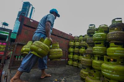 Pekerja menata tabung gas LPG 3 kilogram di salah satu agen gas di Jakarta, 26 Desember 2022. TEMPO/Tony Hartawan
